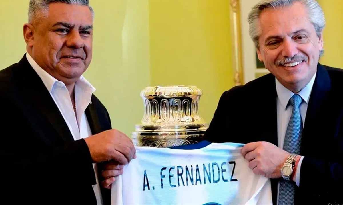 Alberto Fernández con Chiqui Tapia y la remera de la Selección Argentina.