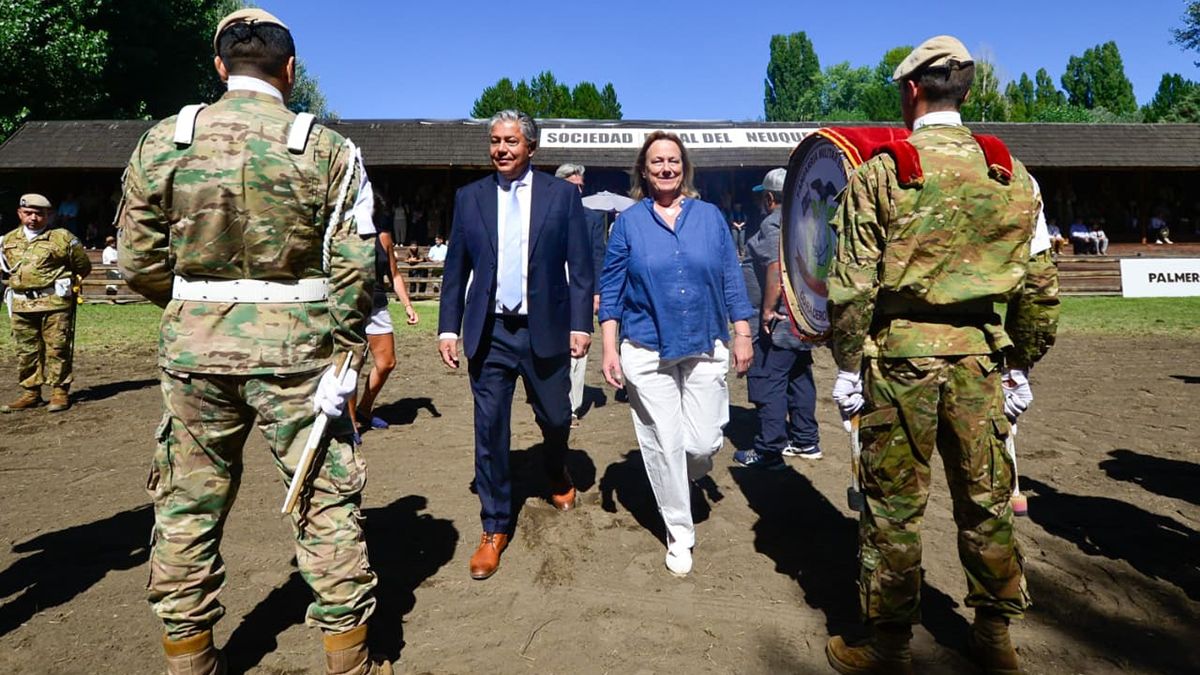 El gobernador de Neuquén, Rolando Figueroa, encabezó un acto en la Expo Rural de Junín de Los Andes, anunció becas a estudiantes y el crédito rural. El gobernador de Neuquén, Rolando Figueroa, encabezó un acto en la Expo Rural de Junín de Los Andes, anunció becas a estudiantes y el crédito rural.