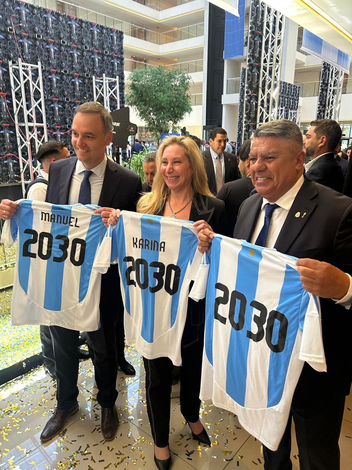 La fotografía a la que alude la nota: Karina Milei, entre Manuel Adorni y Claudio Tapia. La fotografía a la que alude la nota: Karina Milei, entre Manuel Adorni y Claudio Tapia.
