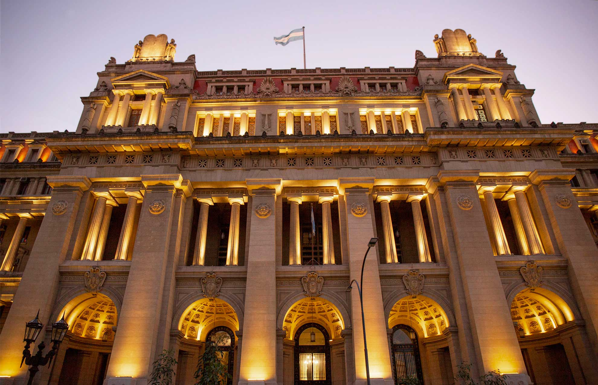 Mientras la corte prepara su estrategia con condimentos políticos ante la ofensiva K.