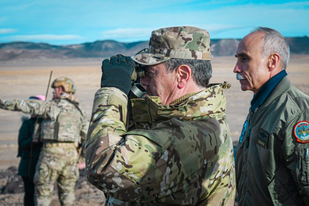 Gral. Carlos Presti junto al jefe de la FAA, Brigadier Gustavo Valverde. Gral. Carlos Presti junto al jefe de la FAA, Brigadier Gustavo Valverde.