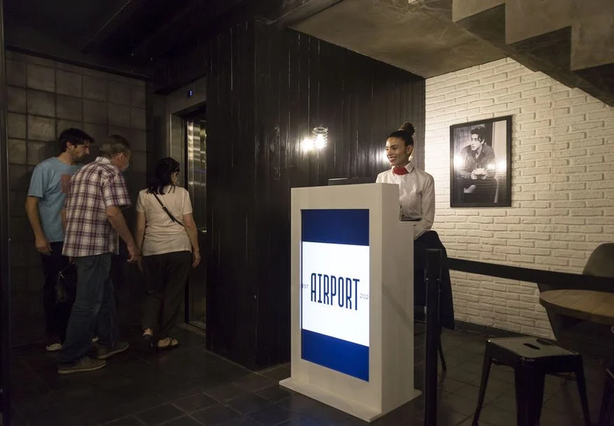 El recibimiento de los visitantes es idéntico al del chek in en un aeropuerto.