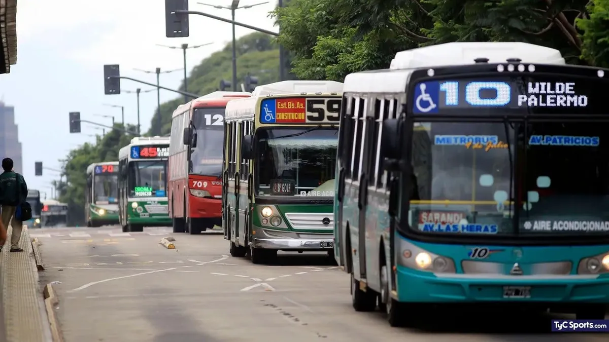 El Gobierno de Milei no quiere subsidiar más a los colectivos, pero mantiene el beneficio de la Red SUBE en aquellos de jurisdicción nacional. CABA y la provincia de Buenos Aires argumentan que no pueden compensar el subsidio nacional y las empresas tampoco pueden aumentar el boleto. El Gobierno de Milei no quiere subsidiar más a los colectivos, pero mantiene el beneficio de la Red SUBE en aquellos de jurisdicción nacional. CABA y la provincia de Buenos Aires argumentan que no pueden compensar el subsidio nacional y las empresas tampoco pueden aumentar el boleto.