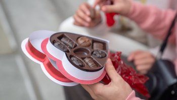 El cacao es la semilla de un árbol que se utiliza para preparar chocolate al mezclarlo con otros ingredientes como leche y azúcar. El cacao es la semilla de un árbol que se utiliza para preparar chocolate al mezclarlo con otros ingredientes como leche y azúcar.