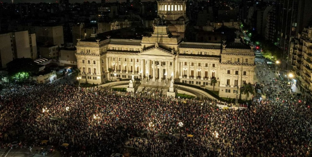 Una multitud se reunió frente al Congreso tras la cadena nacional de Milei en el que comunicó el DNU. Una multitud se reunió frente al Congreso tras la cadena nacional de Milei en el que comunicó el DNU.