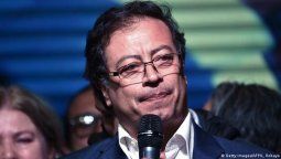 altText(Muchas voces en el primer debate presidencial en Colombia)}