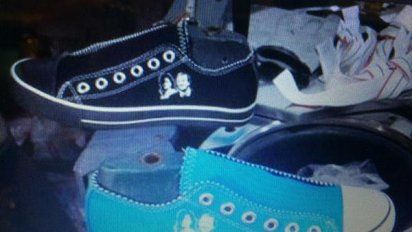 Denuncian que La Cámpora entrega zapatillas con las figuras de Néstor y Cristina