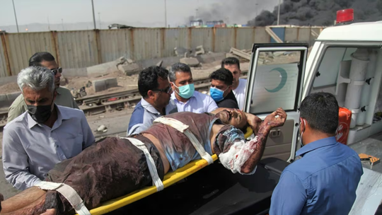 El saldo de la explosión y posterior incendio en el puerto Shahid Rajaee al sur de Irán crece en daños humanos y materiales