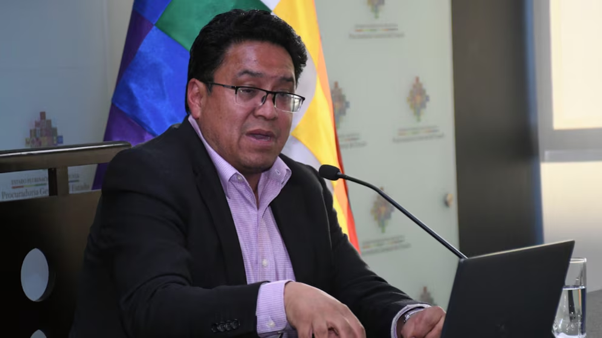 El nuevo ministro de justicia, César Siles anunció que la apertura de una investigación contra los jueces que habrían actuado en beneficio de Morales. El nuevo ministro de justicia, César Siles anunció que la apertura de una investigación contra los jueces que habrían actuado en beneficio de Morales.