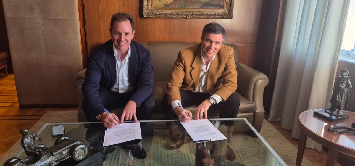 Jorge Brito, presidente de Banco Macro firmó el acuerdo con el titular del ACA, César Carman.