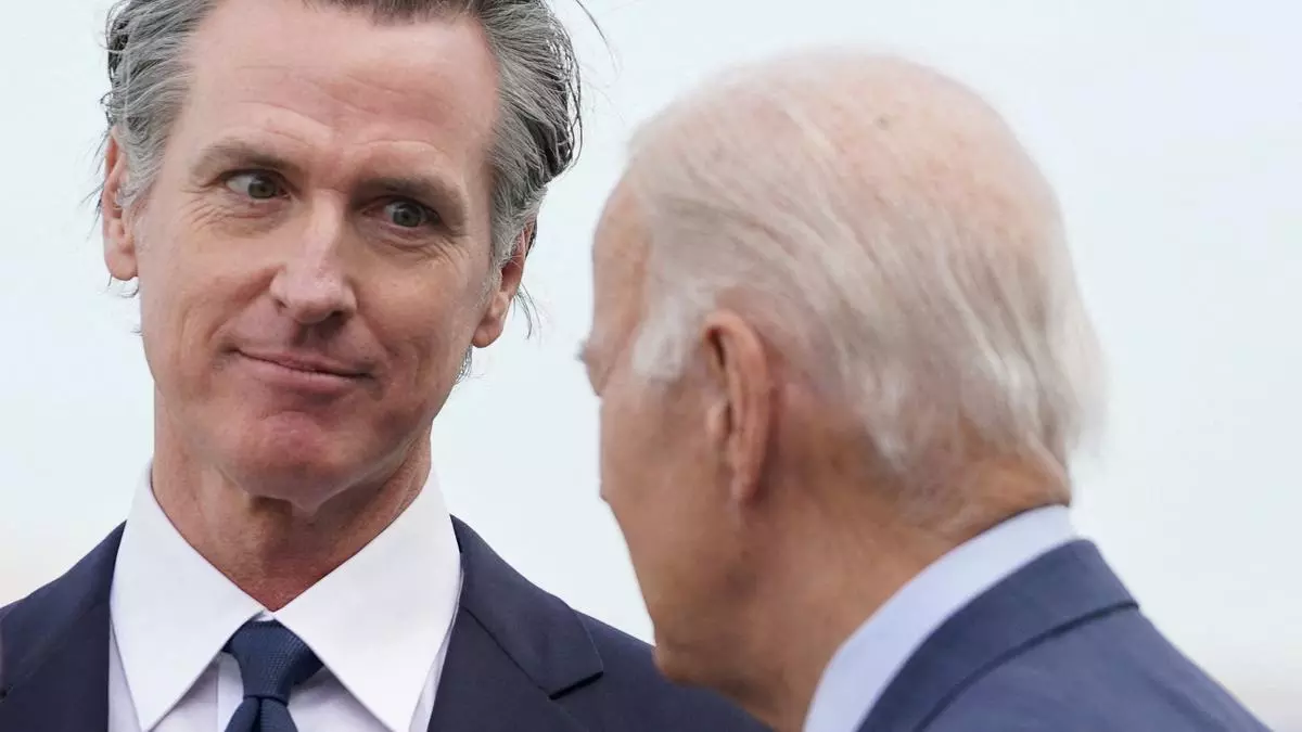 El gobernador de California, Gavin Newsom, conversa con el presidente Joe Biden durante la cumbre de la APEC, el pasado 14 de noviembre. / KEVIN LAMARQUE / REUTERS
