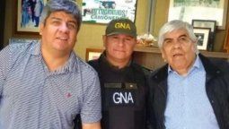 altText(Insólito: Gendarme se sacó una foto con los Moyano y fue pasado 