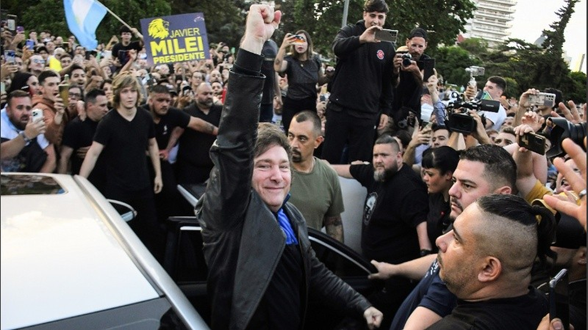 El momento en el que Milei bajó del auto. (Fuente: Rosario3) El momento en el que Milei bajó del auto. (Fuente: Rosario3)