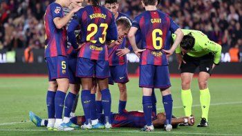 Lamine Yamal en el césped tras marcar ante el Celta. El extremo del FC Barcelona sintió la lesión muscular que lo deja fuera de LaLiga y en duda física rumbo al Mundial 2026. Lamine Yamal en el césped tras marcar ante el Celta. El extremo del FC Barcelona sintió la lesión muscular que lo deja fuera de LaLiga y en duda física rumbo al Mundial 2026.