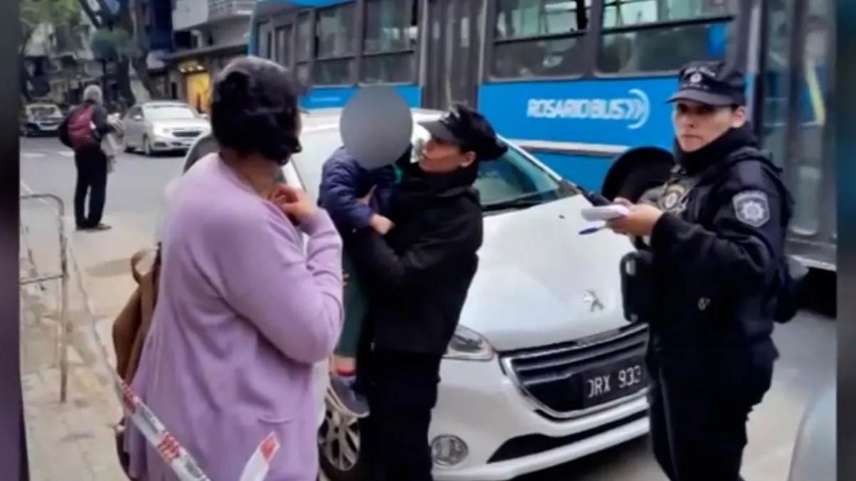 Una mujer dejó encerrado a su hijo en el auto y la Policía lo rescató. Una mujer dejó encerrado a su hijo en el auto y la Policía lo rescató.