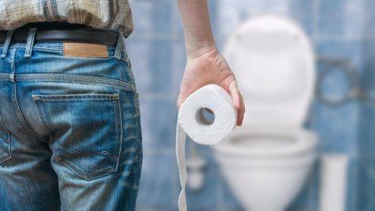 Horror: Hombres abren agujeros en los baños públicos para mostrar su pene a otros varones