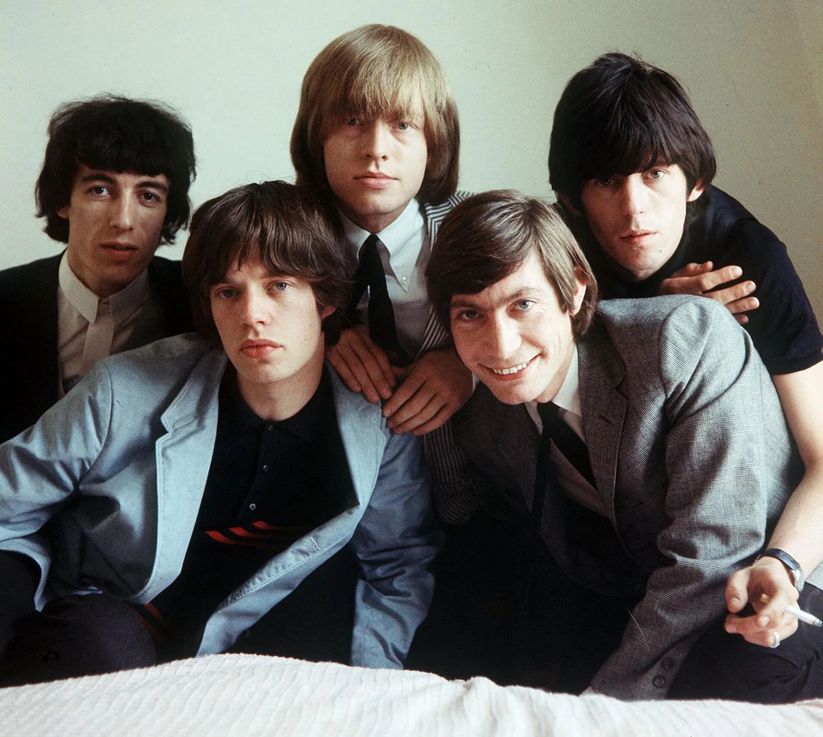 The Rolling Stones se volvieron populares muy rápidamente, aunque también sufrieron algunos reveses feroces, como problemas legales y la muerte de Brian Jones. The Rolling Stones se volvieron populares muy rápidamente, aunque también sufrieron algunos reveses feroces, como problemas legales y la muerte de Brian Jones.