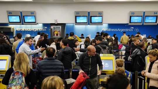 Momentos de tensión se vivieron en Ezeiza y Aeroparque por medidas de fuerza gremiales.