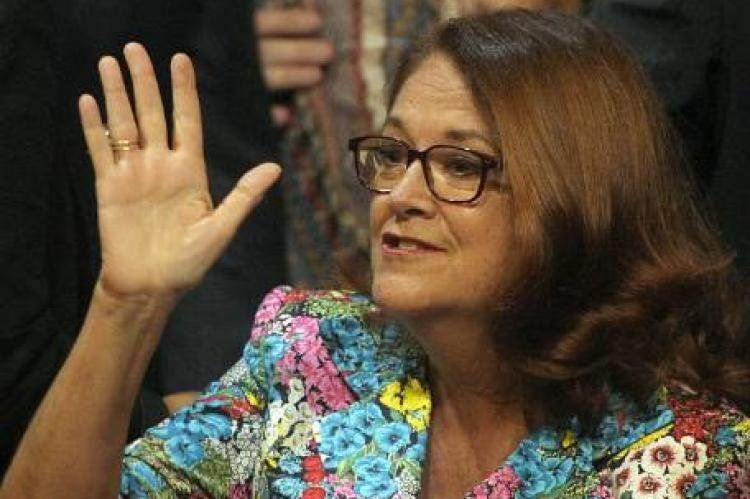 Alicia Castro le dijo tonto a David Cameron.