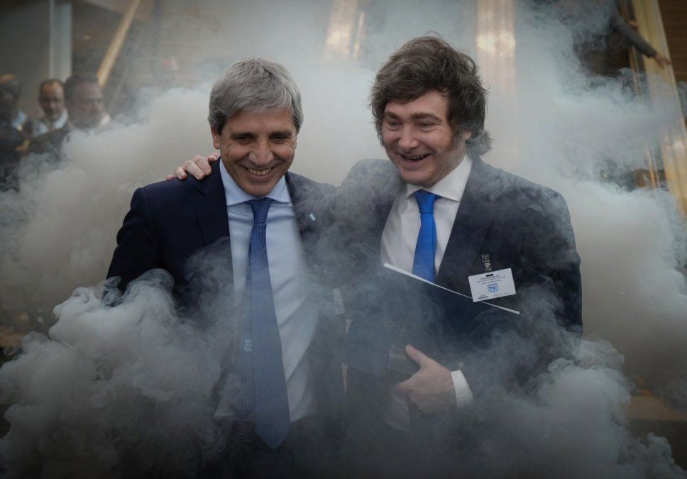 Luis Caputo y Javier Milei, rodeados de humo. Luis Caputo y Javier Milei, rodeados de humo.