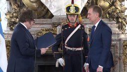 Javier Milei le tomó juramento a Diego Santilli. Javier Milei le tomó juramento a Diego Santilli.