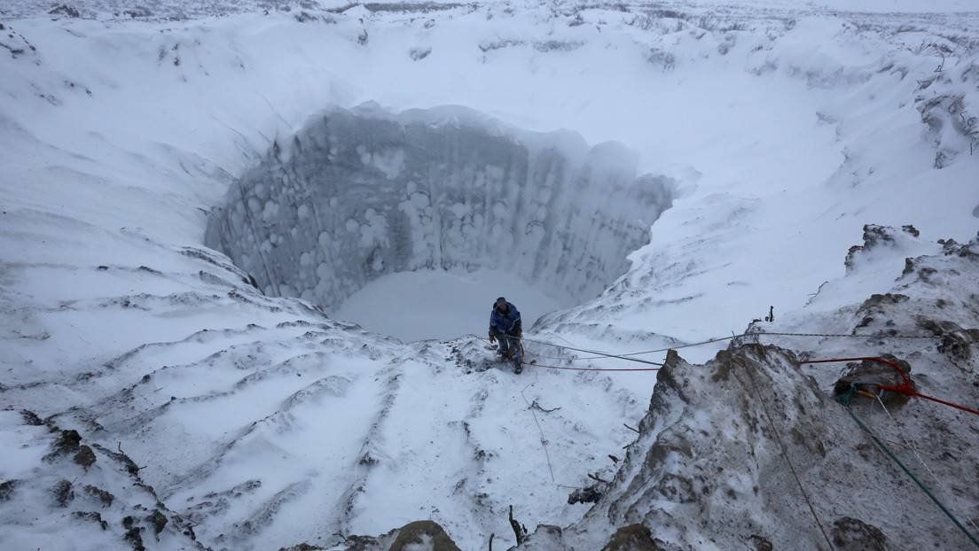 Cráteres por el descongelamiento del permafrost producto del cambio climático.