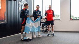 ElDT del Manchester United, Erik Ten Hag, realizó un curioso homenaje a LisandroMartínez y a Alejandro Garnacho tras ganar la Copa América ante el plantel.