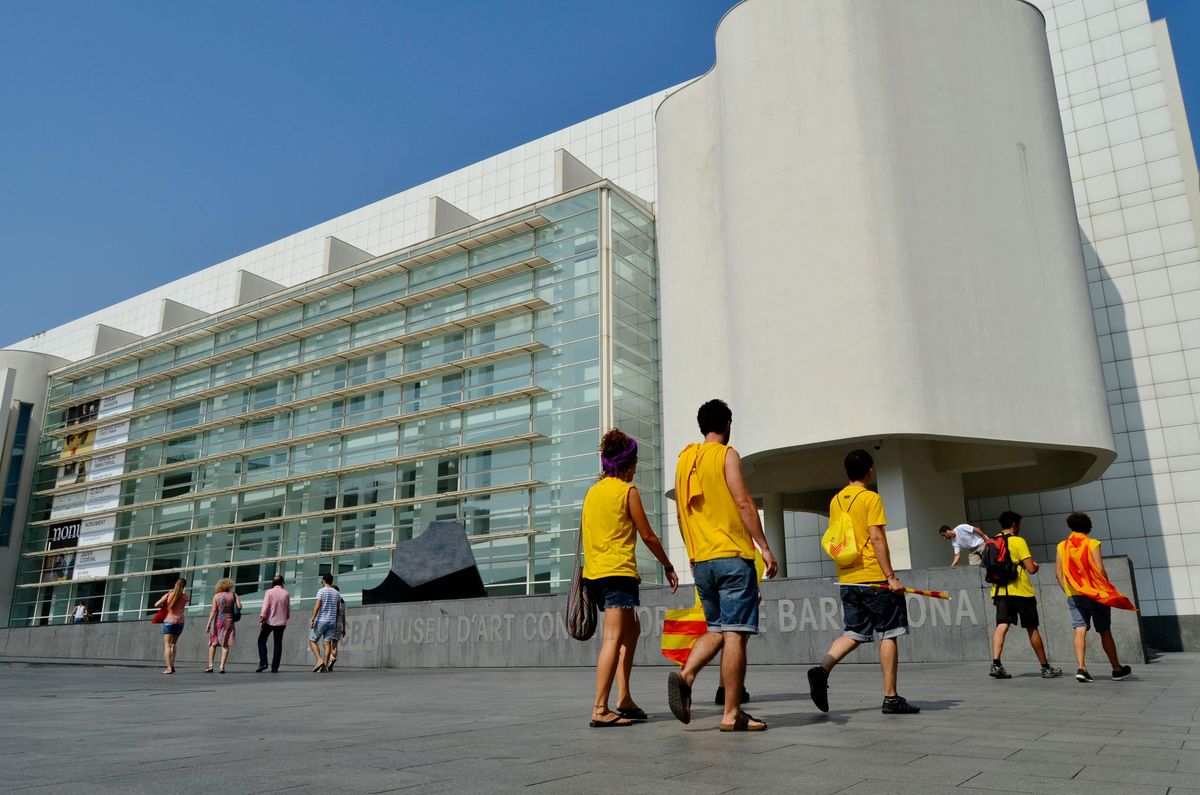 El MACBA, epicentro del arte contemporáneo en Barcelona, renueva su programación con propuestas que dialogan con la ciudad y su arquitectura. El MACBA, epicentro del arte contemporáneo en Barcelona, renueva su programación con propuestas que dialogan con la ciudad y su arquitectura.