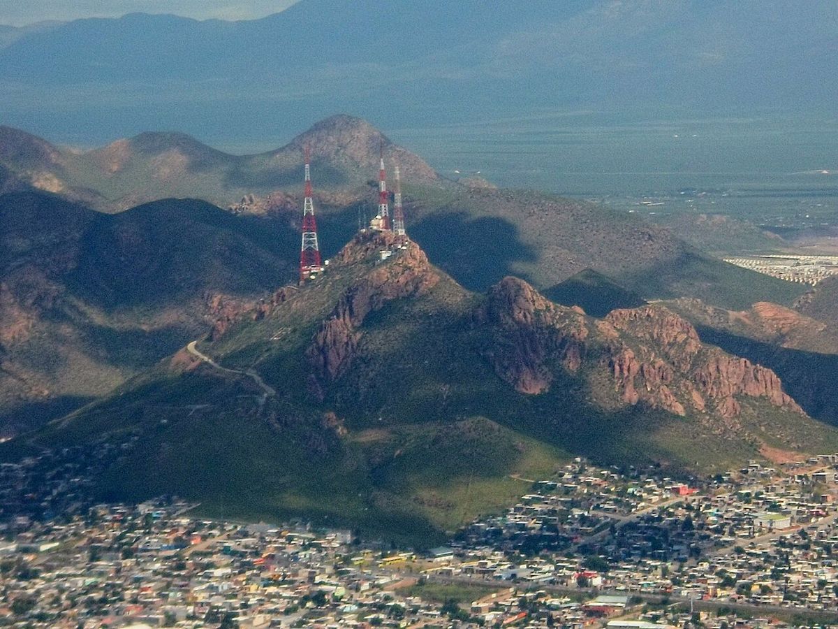 Cerro Coronel y sus antenas. Cerro Coronel y sus antenas.