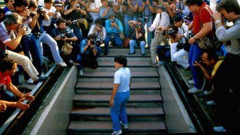 Un día como hoy Diego Maradona era presentado en Nápoli. Un día como hoy Diego Maradona era presentado en Nápoli.