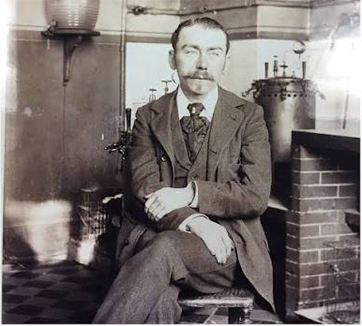 Jules Bordet fue un médico que descubrió cómo la sangre destruye bacterias y virus, ayudó a crear defensas y vacunas contra enfermedades peligrosas. Jules Bordet fue un médico que descubrió cómo la sangre destruye bacterias y virus, ayudó a crear defensas y vacunas contra enfermedades peligrosas.