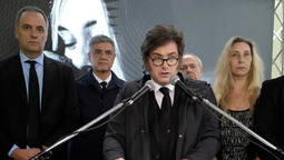 Milei en el acto. Lo acompañó Karina Milei, Manuel Adorni y Jorge Macri.