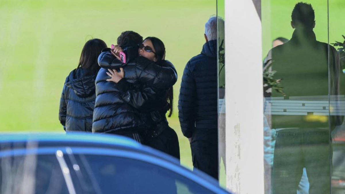 Tras el velorio de Jorge Messi, TN se instaló cerca de la casa familiar en Funes y los vecinos expresaron su rechazo. Foto: Reuters Tras el velorio de Jorge Messi, TN se instaló cerca de la casa familiar en Funes y los vecinos expresaron su rechazo. Foto: Reuters