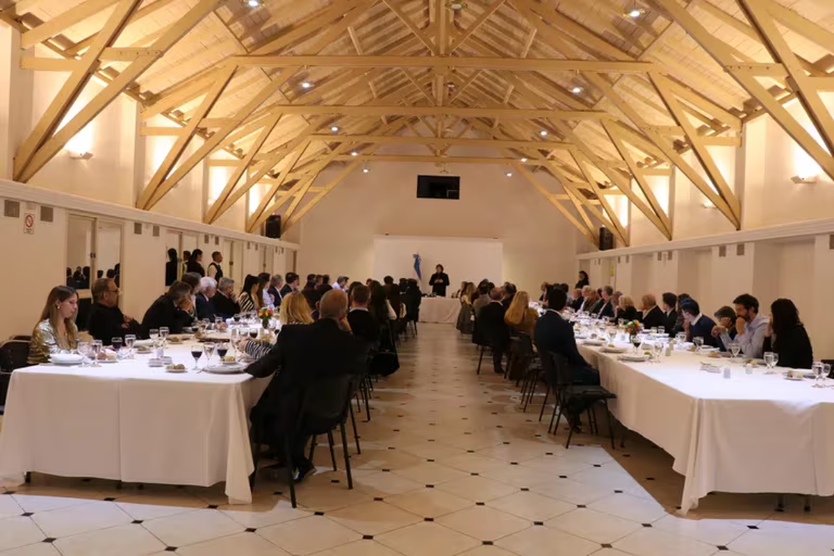 La mesa completa en el quincho de la Quinta de Olivos donde se realizó el asado para los 87 diputados que el Gobierno pretende blindar de su lado. La mesa completa en el quincho de la Quinta de Olivos donde se realizó el asado para los 87 diputados que el Gobierno pretende blindar de su lado.
