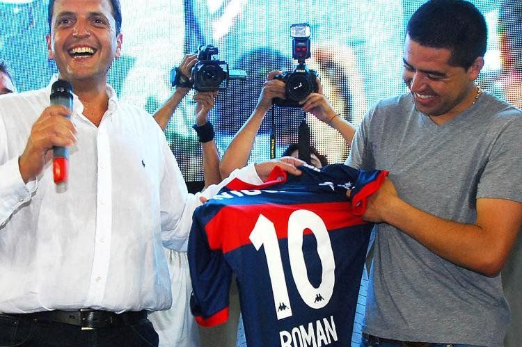Juan Román Riquelme coqueteaba con el Club Atlético Tigre para recuperar a Boca Juniors, y Sergio Massa le hizo la pata. Ahora Massa se encuentra en un situación similar a la de Riquelme... pero sin solidaridades: todos quieren que él se defina, y la ma