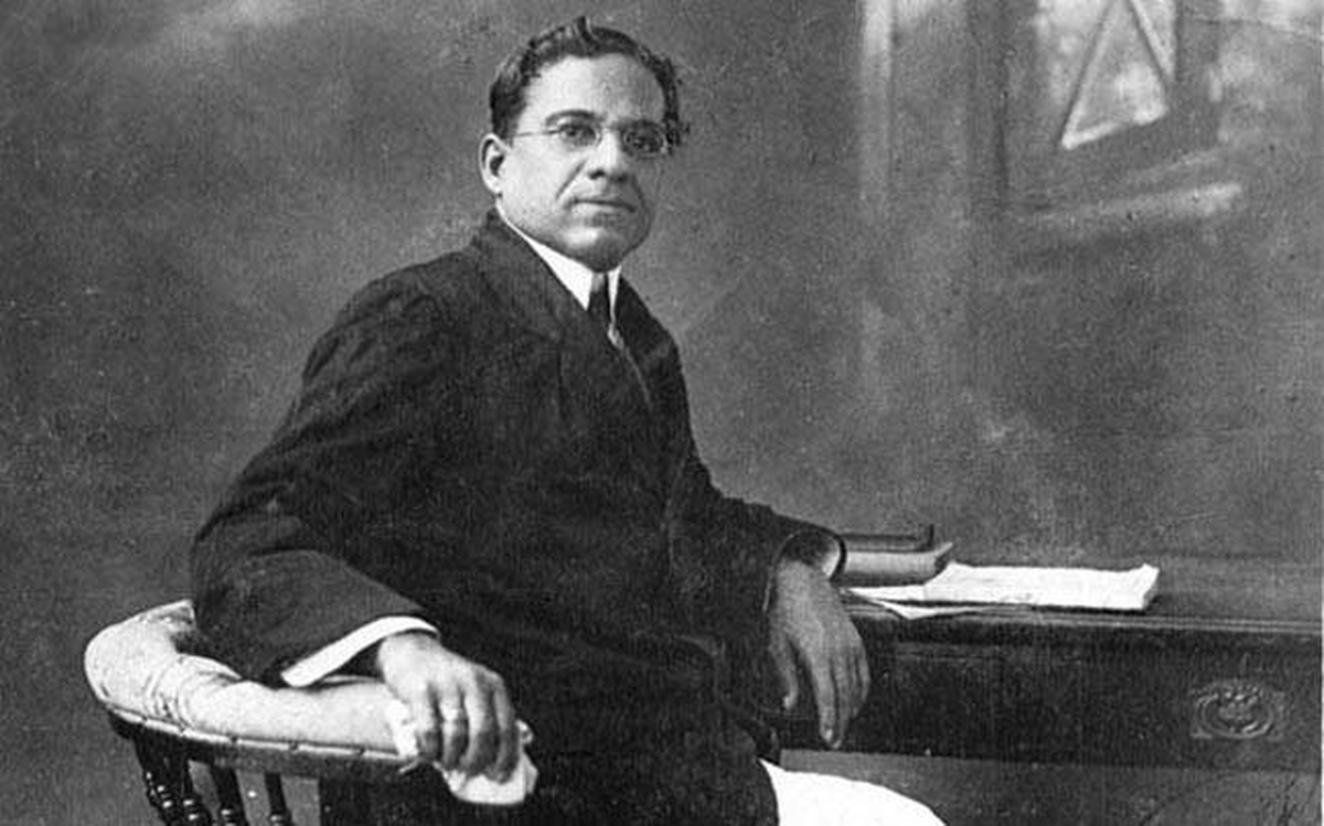 Dadasaheb Phalke, el director de la película, tuvo que cumplir varias tareas al mismo tiempo mientras la realizaba. Se encargó de la edición, el vestuario y hasta del maquillaje. Dadasaheb Phalke, el director de la película, tuvo que cumplir varias tareas al mismo tiempo mientras la realizaba. Se encargó de la edición, el vestuario y hasta del maquillaje.