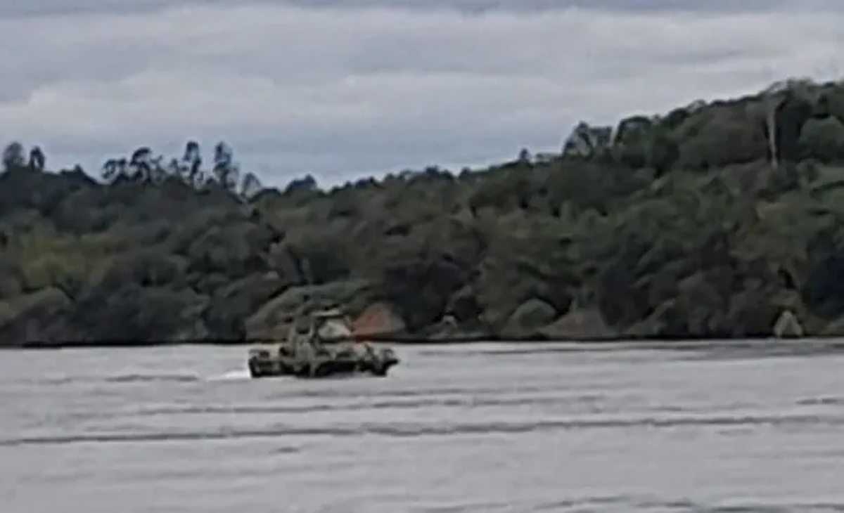 Seg&uacute;n la versi&oacute;n argentina, Prefectura avist&oacute; a dos embarcaciones trasponiendo el r&iacute;o, y "una de ellas con bidones que presumiblemente conten&iacute;an combustible".