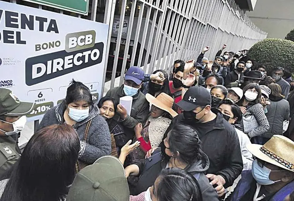 Largas filas se forman en las puertas el Banco Central de Bolivia (BCB).