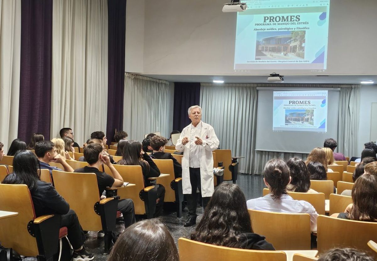 Conferencista, escritor, la comunicación de todo lo que tiene que ver con el estrés, las emociones y la salud es una de las especializaciones de Danillo López Rosetti, quien es médico clínico y cardiológico. Conferencista, escritor, la comunicación de todo lo que tiene que ver con el estrés, las emociones y la salud es una de las especializaciones de Danillo López Rosetti, quien es médico clínico y cardiológico.