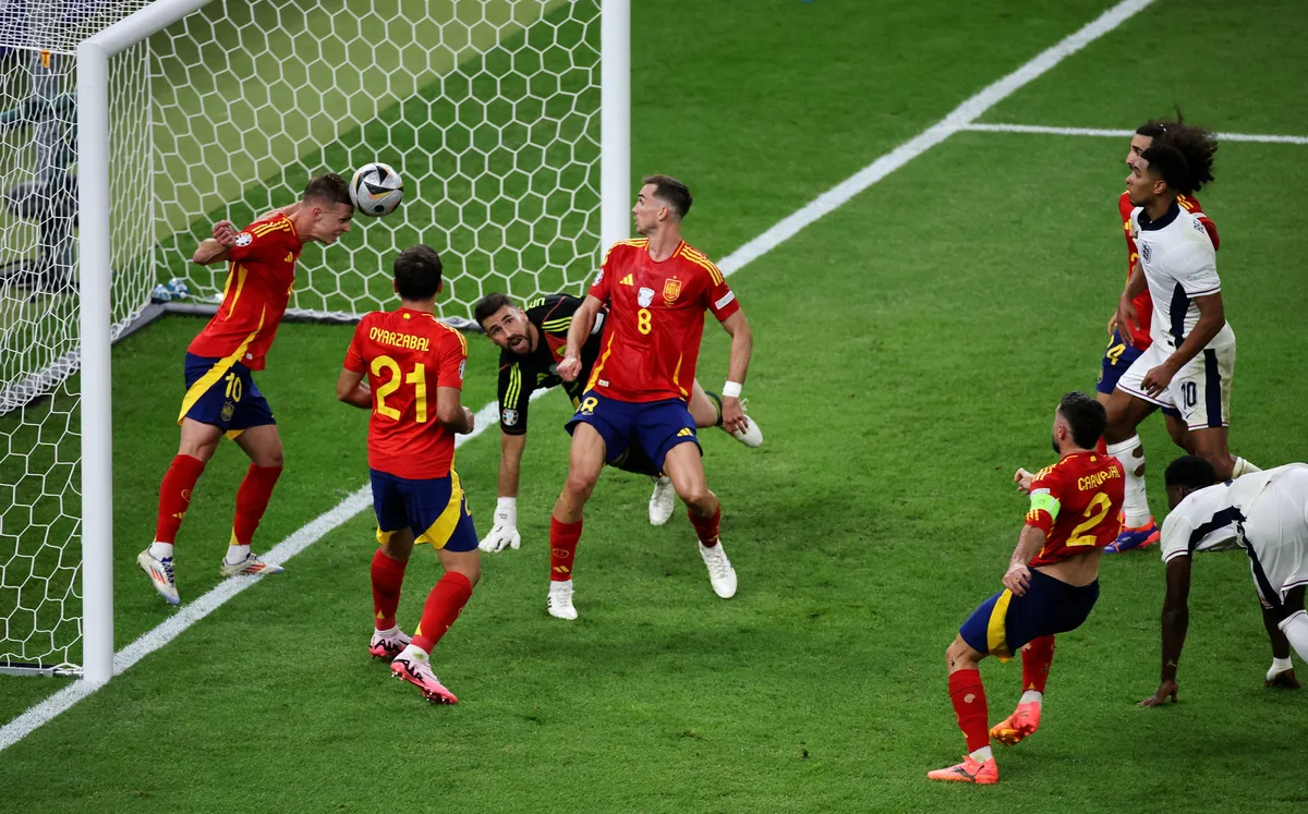 Dani Olmo despeja en la línea y España se salva de milagro