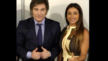 Javier Milei junto a Laura Belén Arrieta, la única pasajera del avión Javier Milei junto a Laura Belén Arrieta, la única pasajera del avión