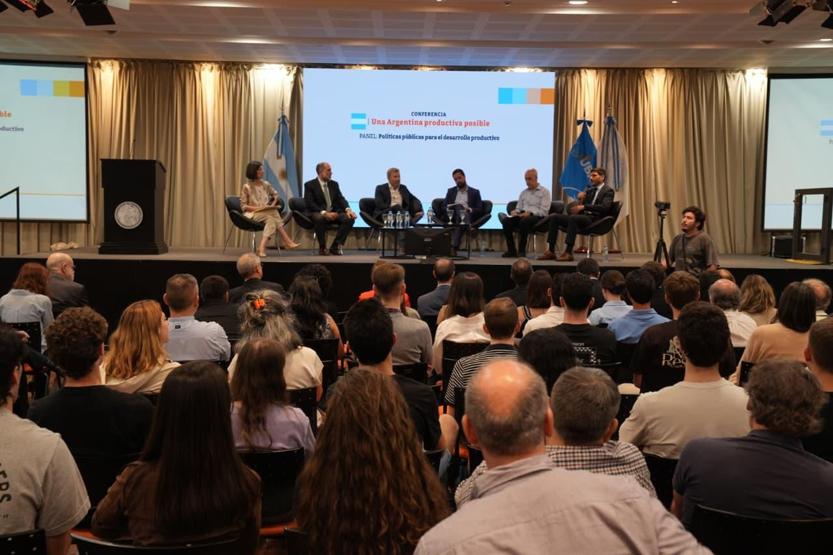 El gobernador de Santa Fe participó de la conferencia "Una Argentina productiva posible", organizada por la Facultad de Ciencias Económicas de la UBA y el Conicet. El gobernador de Santa Fe participó de la conferencia "Una Argentina productiva posible", organizada por la Facultad de Ciencias Económicas de la UBA y el Conicet. 