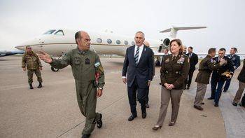 No sabe aún si habrá foto de Laura Ricardson con Javier Milei, pero sí con el Jefe de Gabinete, Nicolás Posse y el ministro de Defensa, Luis Petri. No sabe aún si habrá foto de Laura Ricardson con Javier Milei, pero sí con el Jefe de Gabinete, Nicolás Posse y el ministro de Defensa, Luis Petri.