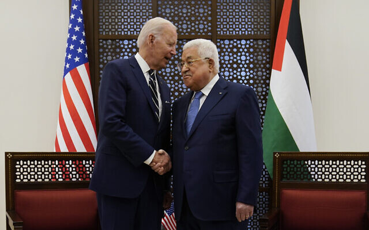 El presidente de la Autoridad Palestina, Mahmoud Abbas, y el presidente estadounidense, Joe Biden, se dan la mano en la ciudad de Belén, en Cisjordania, el 15 de julio de 2022 El presidente de la Autoridad Palestina, Mahmoud Abbas, y el presidente estadounidense, Joe Biden, se dan la mano en la ciudad de Belén, en Cisjordania, el 15 de julio de 2022