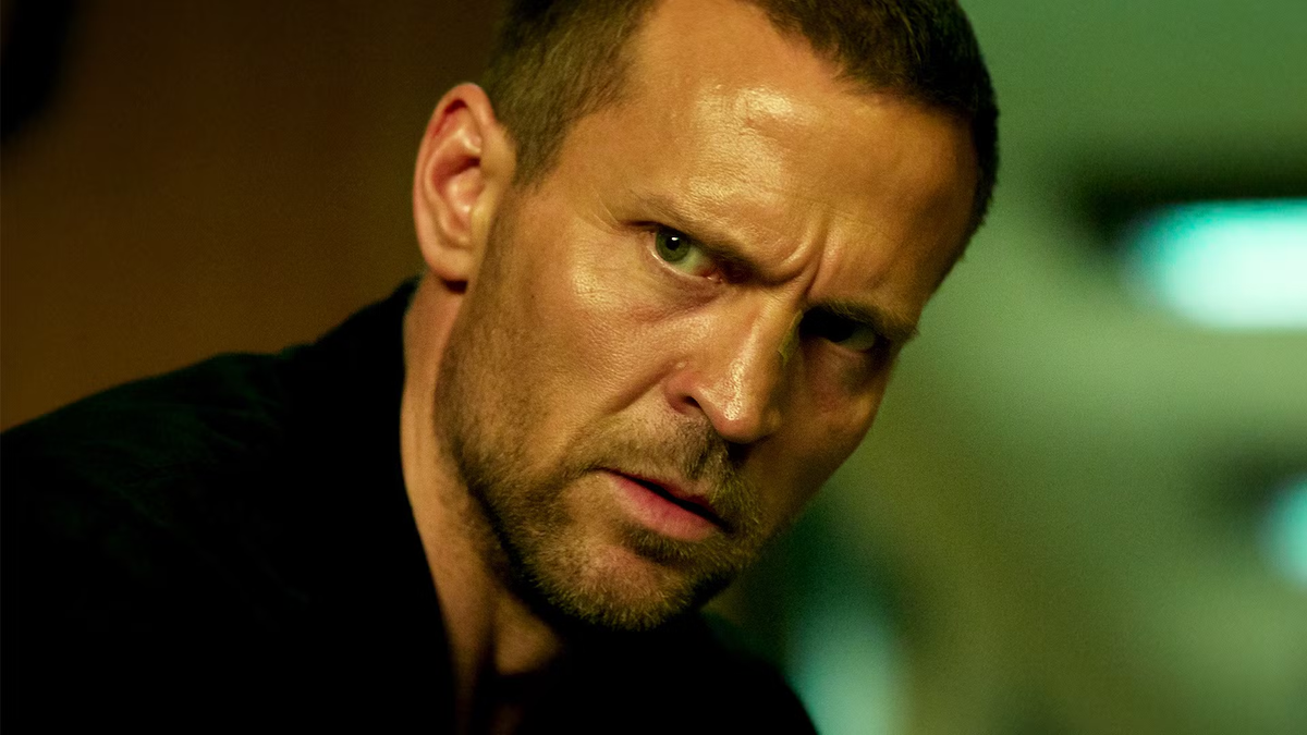 La miniserie "Harry Hole" adapta el quinto libro de Jo Nesbø y sigue al detective enfrentando un asesino serial y la corrupción policial. Fuente: Netflix. La miniserie "Harry Hole" adapta el quinto libro de Jo Nesbø y sigue al detective enfrentando un asesino serial y la corrupción policial. Fuente: Netflix.