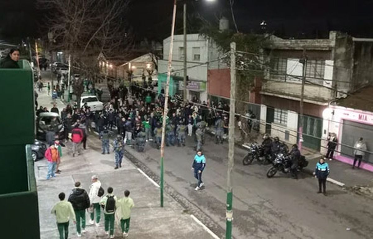 Banfield sufrió una nueva caída, esta vez, frente a Instituto de Córdoba y los hinchas perdieron la paciencia, hasta hubo incidentes en la sala de prensa. Banfield sufrió una nueva caída, esta vez, frente a Instituto de Córdoba y los hinchas perdieron la paciencia, hasta hubo incidentes en la sala de prensa.