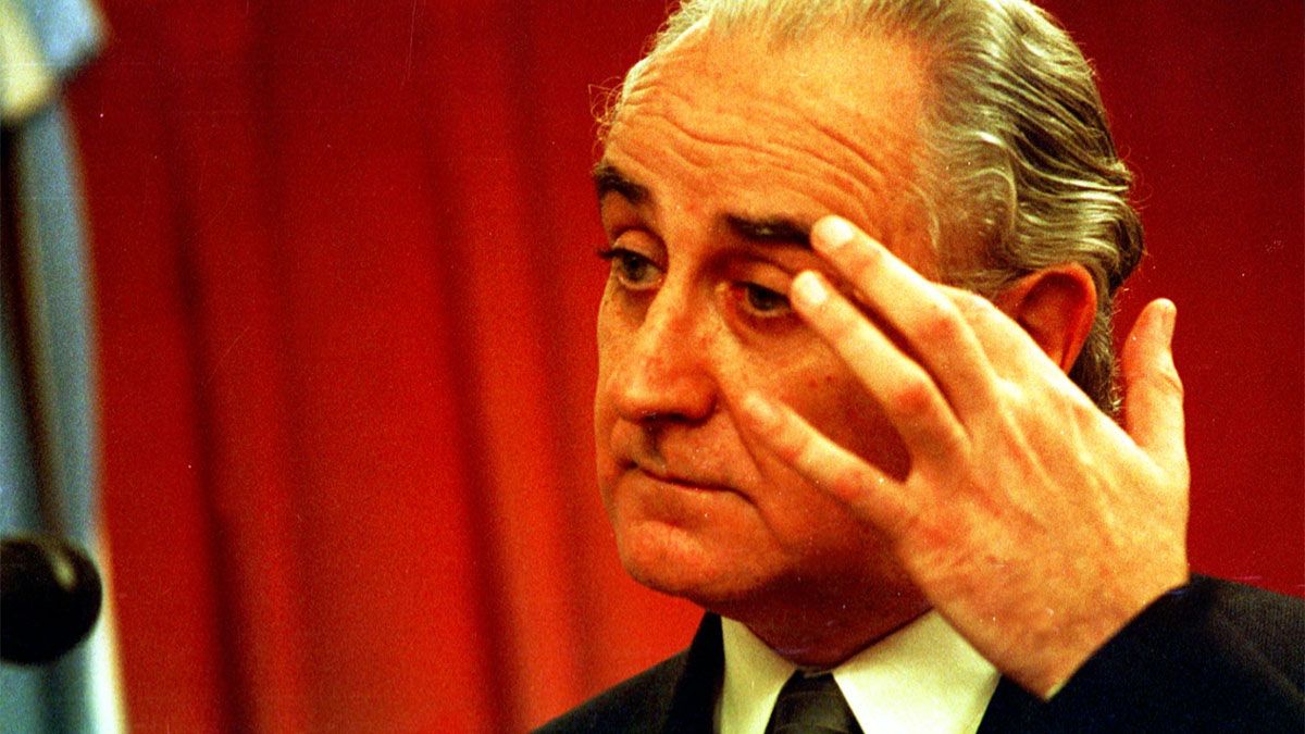 El 6 de enero de 2002, el entonces ministro de economía, Jorge Remes Lenicov, anunciaba el fin de la convertibilidad de Domingo Cavallo. El 6 de enero de 2002, el entonces ministro de economía, Jorge Remes Lenicov, anunciaba el fin de la convertibilidad de Domingo Cavallo.