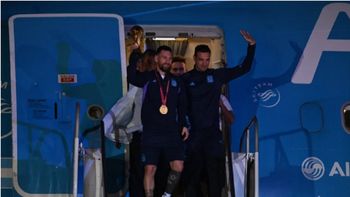 Selección Argentina descendiendo: Lionel Messi y Lionel Scaloni. Selección Argentina descendiendo: Lionel Messi y Lionel Scaloni.