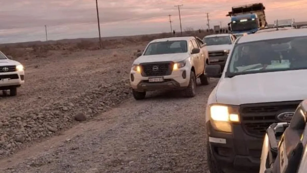 Imagen del paro de camioneros. publicada en el diario Río Negro.