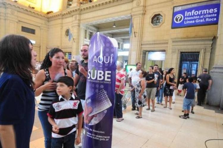 Largas colas se repitieron este verano para adquirir el SUBE.